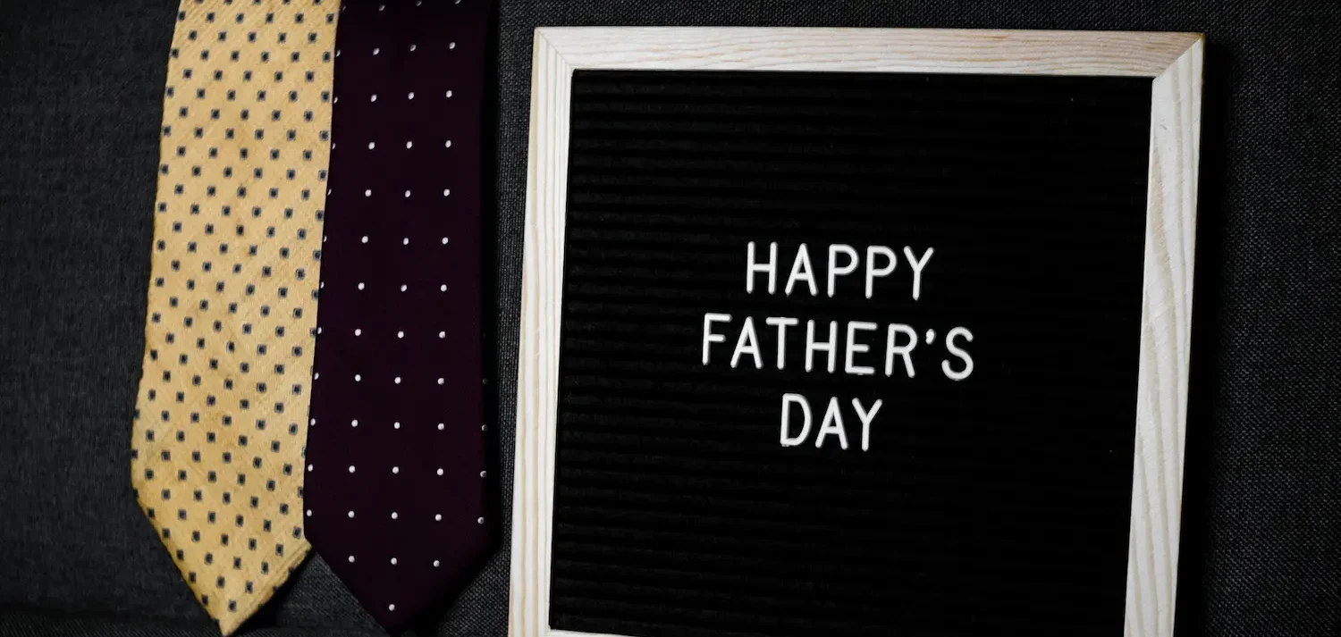 Foto de um quadro escrito "Happy father's day"