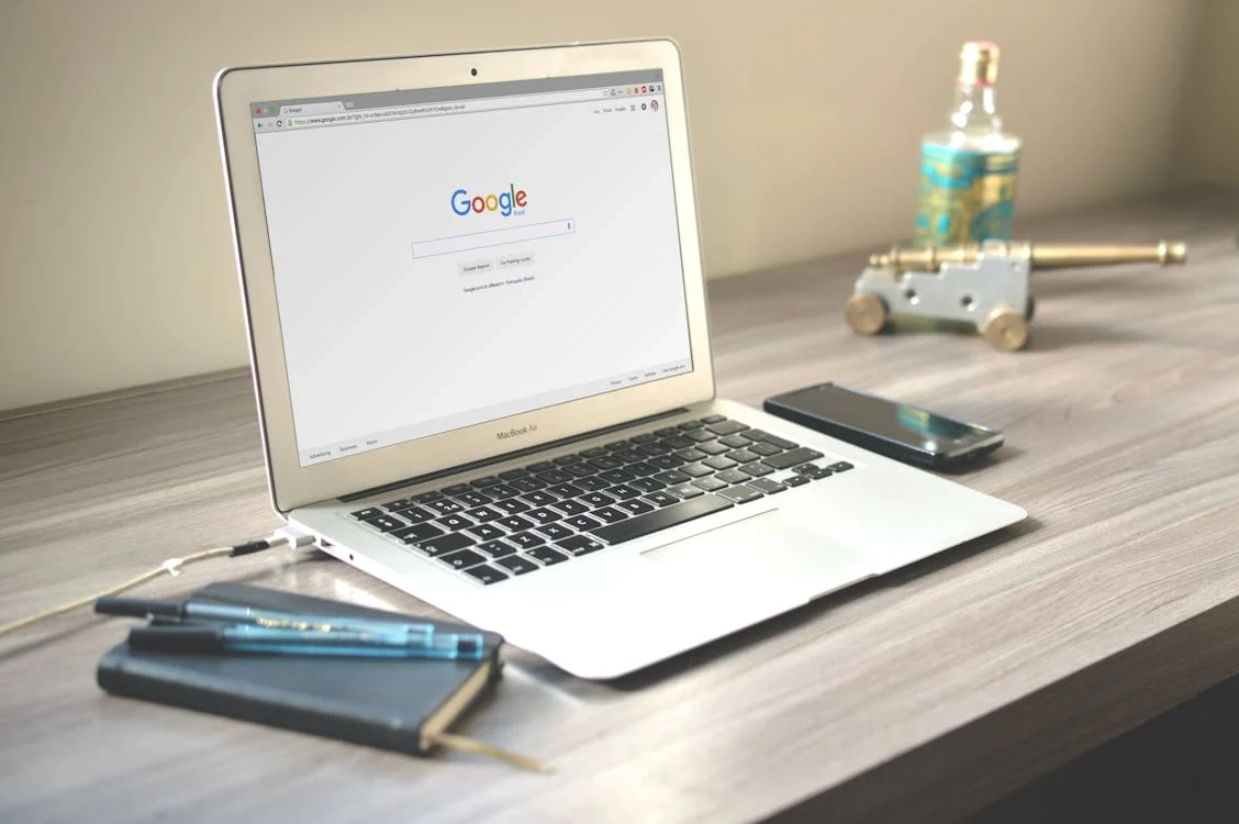 imagem de um computador com o google aberto