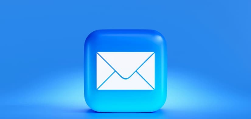 Ícone de envelope branco dentro de um quadrado azul, representando base de e-mails cadastrados.
