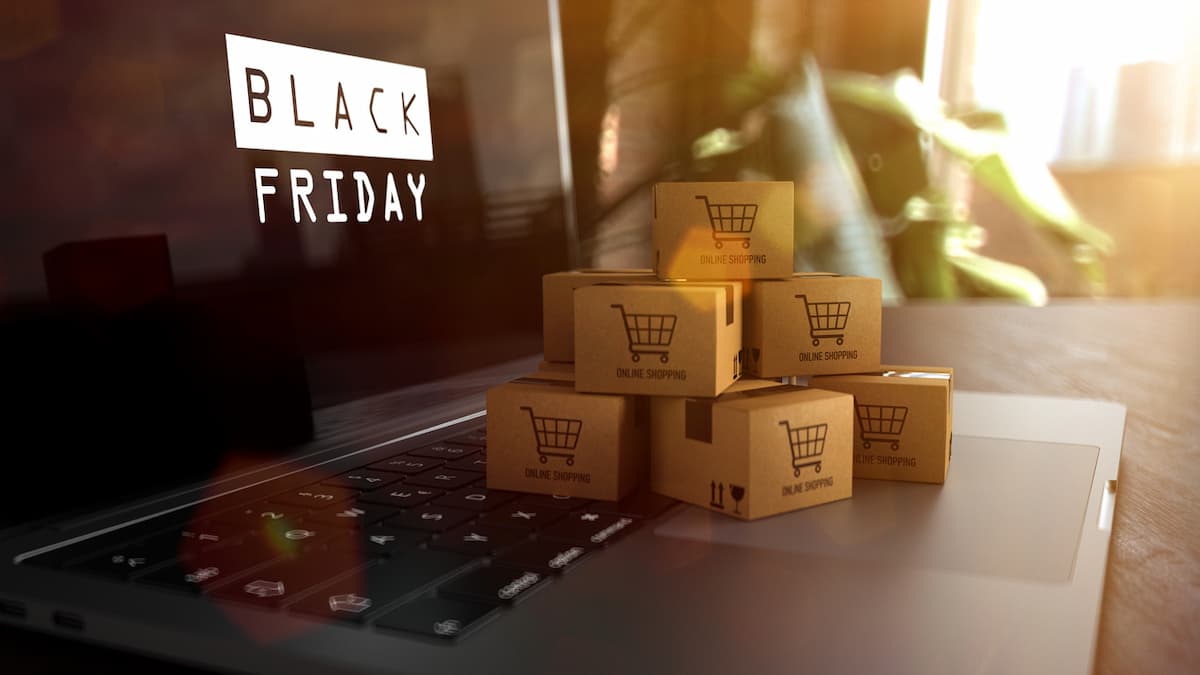 Computador com tela escrito Black Friday com mini caixas em cima do teclado.