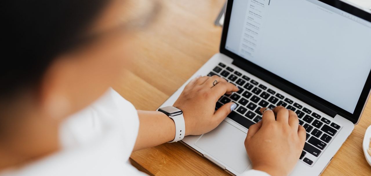 Pessoa usando um notebook para enviar um email
