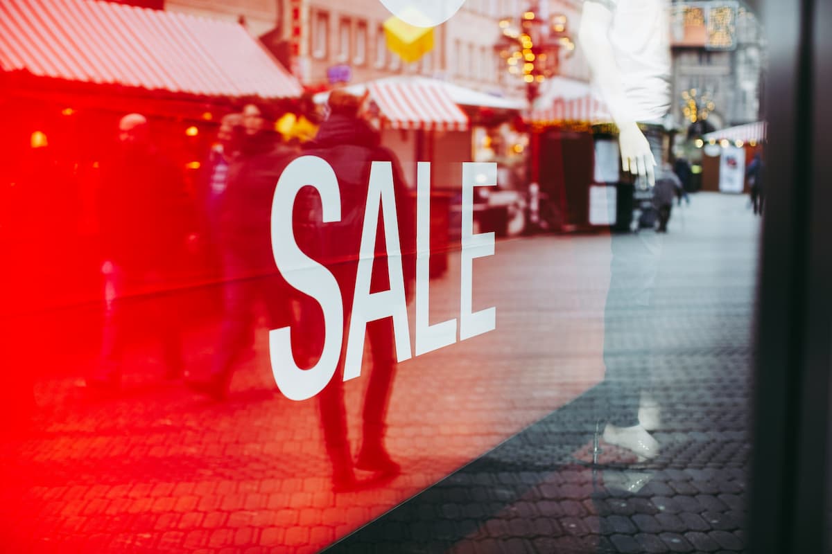 Vitrine de loja com a palavra "Sale".