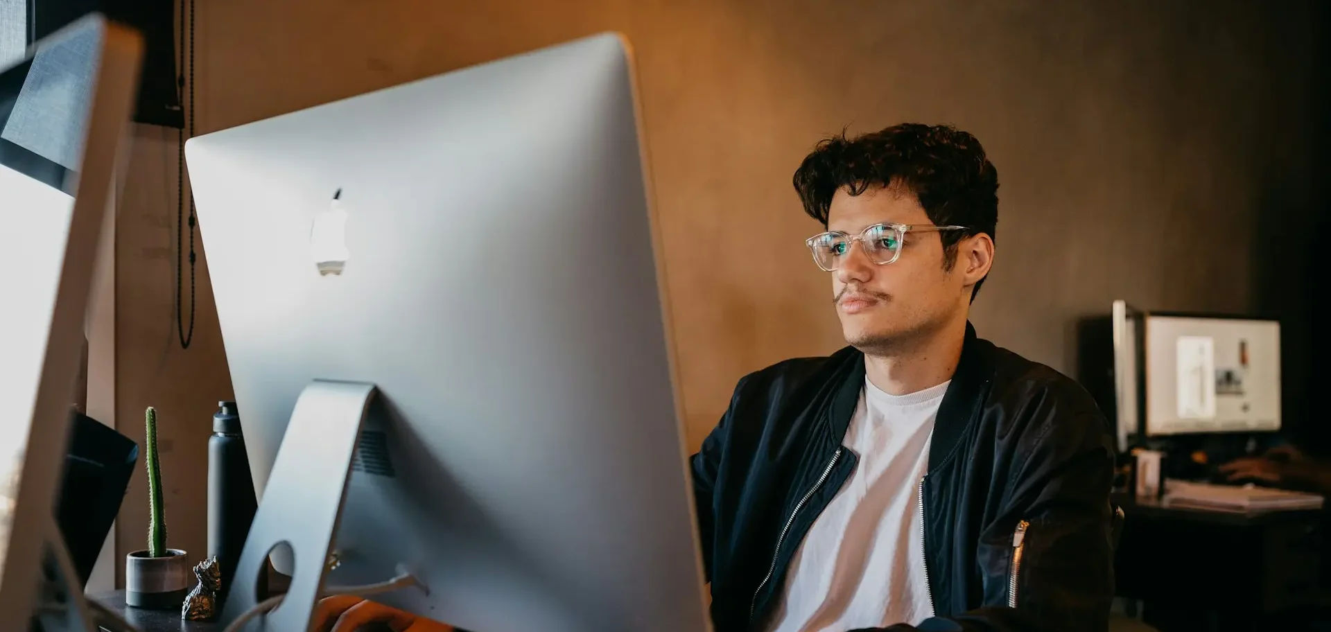Foto de uma pessoa mexendo em computador