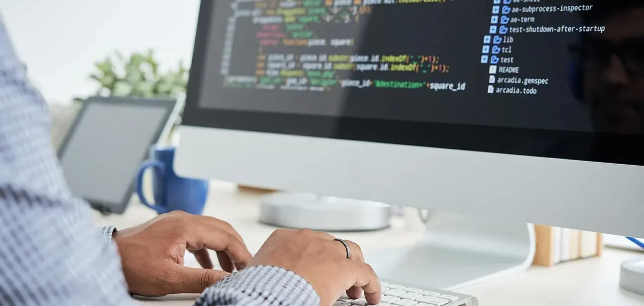 Imagem de uma pessoa fazendo programação em um computador