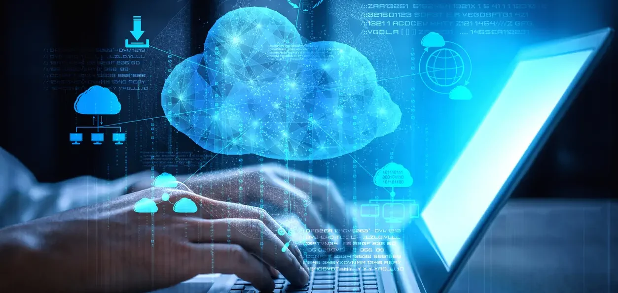 Imagem de uma pessoa digitando em um notebook com ícones digitais de computação em nuvem e tecnologia sobre imagem
