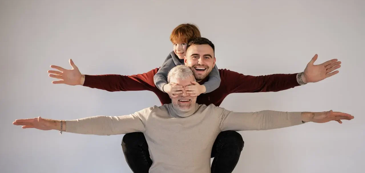 Foto de três gerações: avô, pai e filho