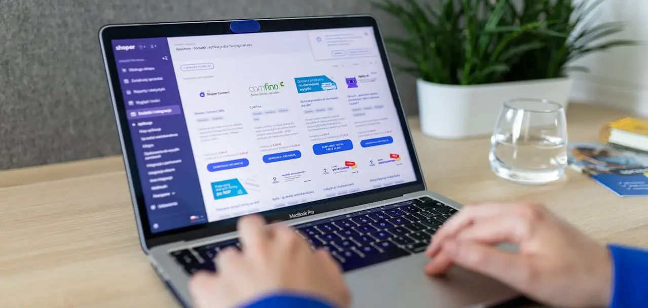 Imagem de uma pessoa mexendo no notebook, com a tela aberta em uma página que exibe uma plataforma