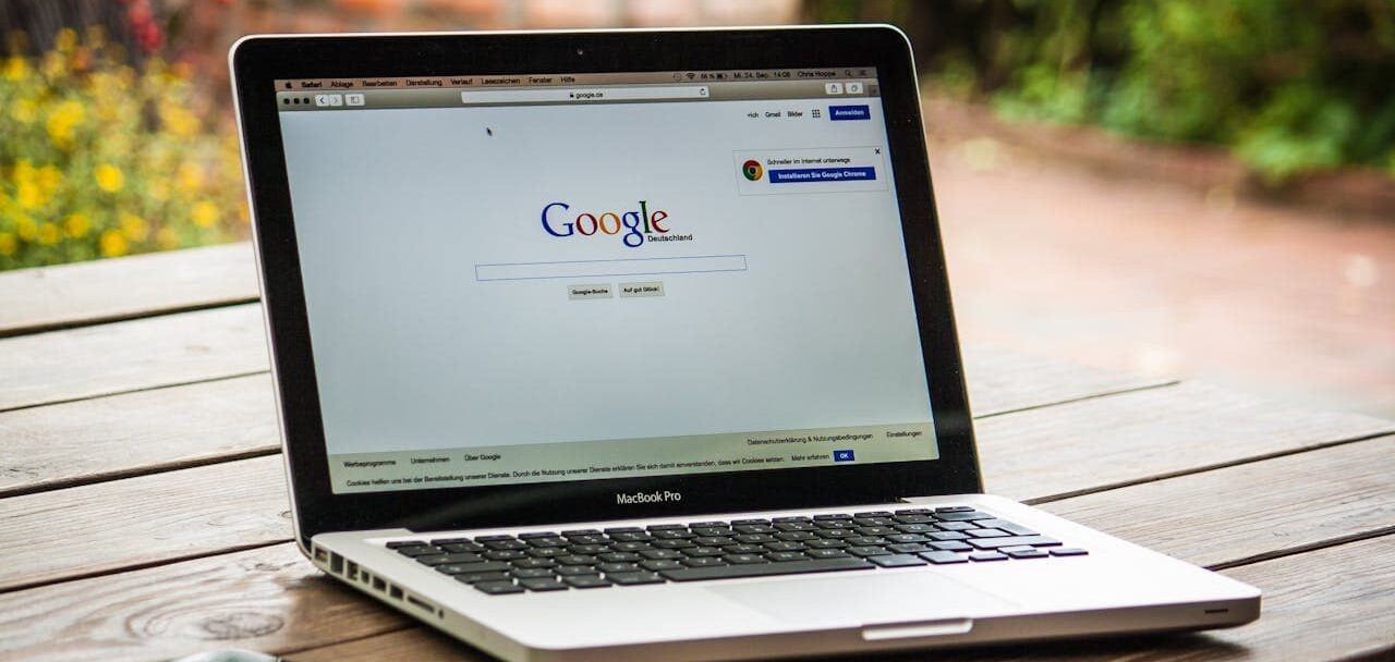 imagem mostrando o notebook com a aba do google aberta