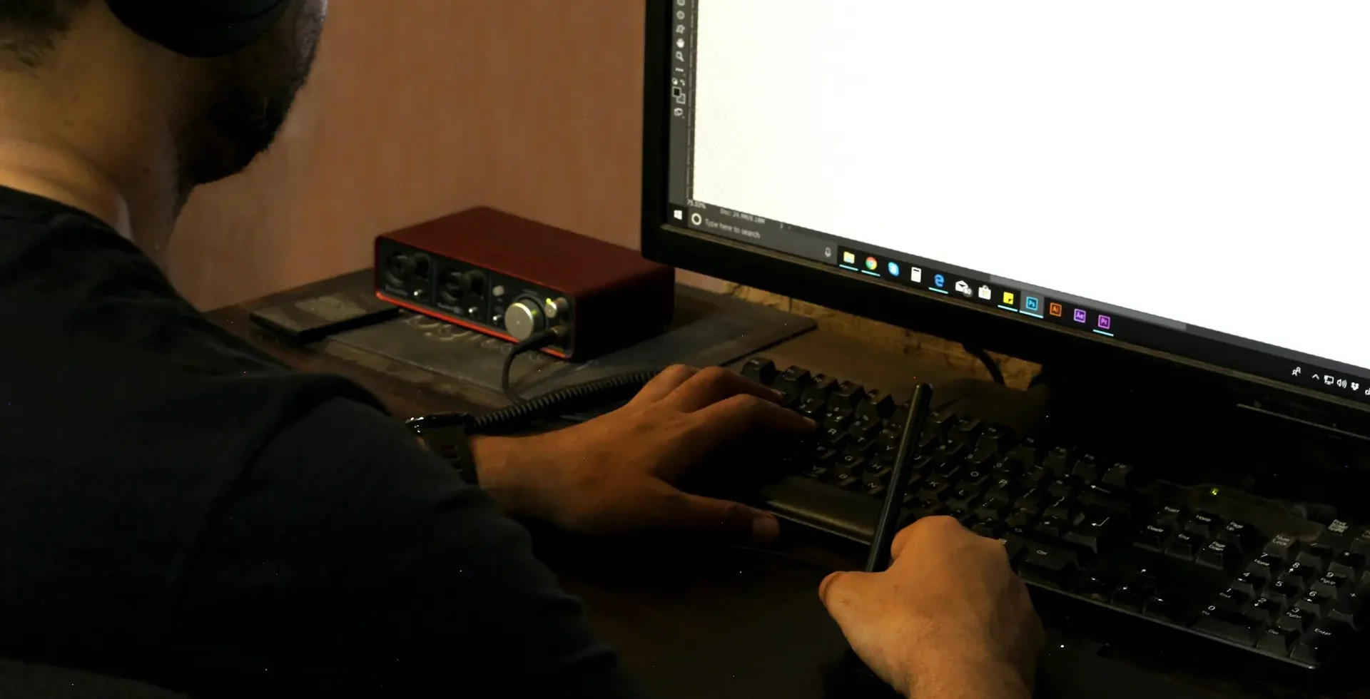 Foto de um homem mexendo no computador
