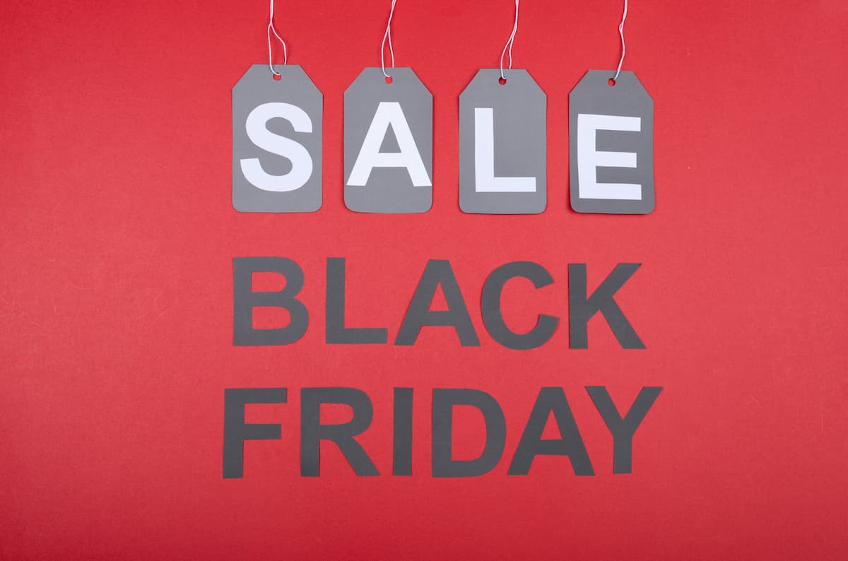 Foto de uma placa escrito "black friday sale" no fundo vermelho.